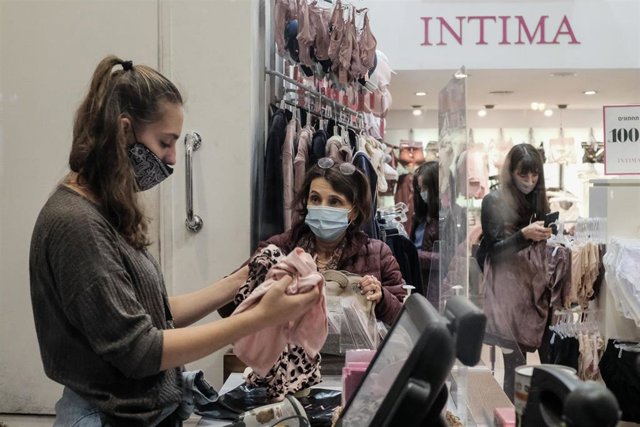 Mujeres con mascarilla en una tienda de Jerusalén