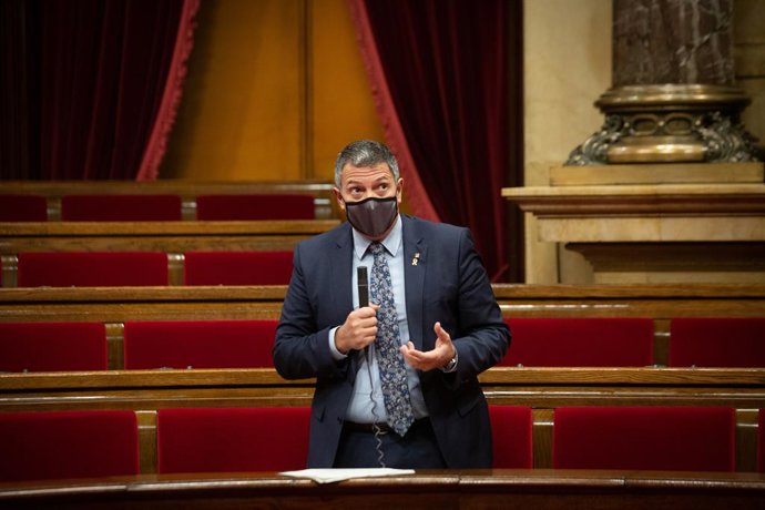 El conseller d'Interior, Miquel Smper, en l'última sessió de control del Govern de la legislatura.