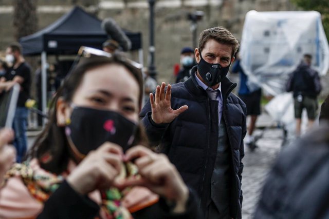 12 October 2020, Italy, Rome: US actor Tom Cruise wearing a face mask greets his fans during a shoot of Mission Impossible 7 on the Roman Forum. Photo: Cecilia Fabiano/LaPresse via ZUMA Press/dpa