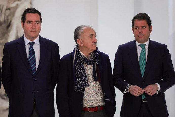(I-D) El presidente de la CEOE, Antonio Garamendi; el secretario general de UGT, Pepe Álvarez; y el presidente de la Confederación Española de la Pequeña y Mediana Empresa Cepyme, Gerardo Cuerva