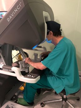 Un total de 25 pacientes de urología de alta complejidad han sido intervenidos con éxito gracias a la cirugía robótica en el Hospital Virgen de la Victoria de Málaga