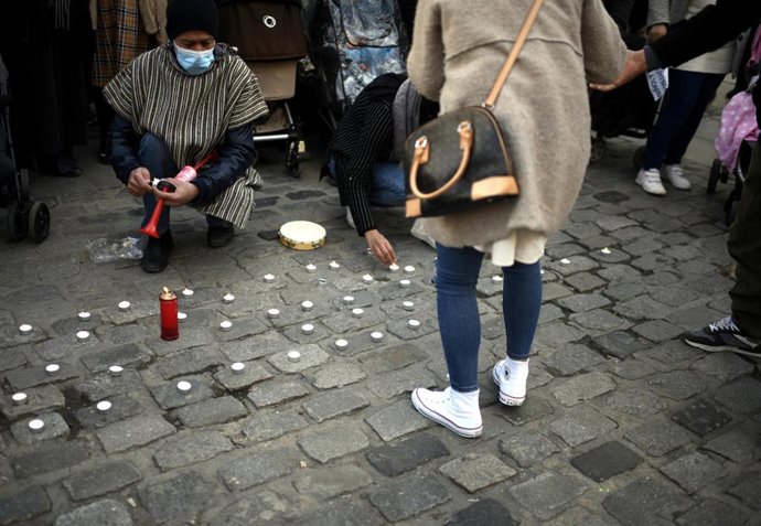 Vecinas de la Cañada Real encienden velas durante una manifestación en la Puerta ante la sede del Gobierno regional