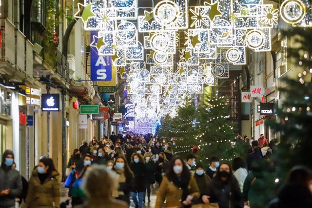 Varias personas pasean por la Calle de Príncipe, en Vigo (España)