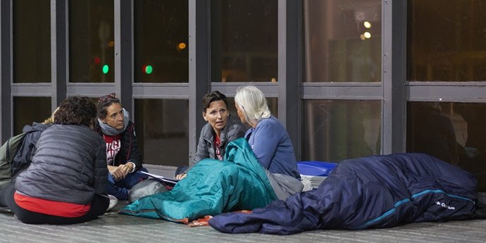 Voluntarios hablan con una persona sin hogar en Barcelona en una imagen de archivo