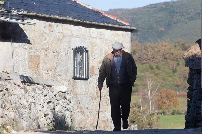 Un anciano camina por la zona de la ruta de Los Ancares, en Lugo, Galicia, (España).