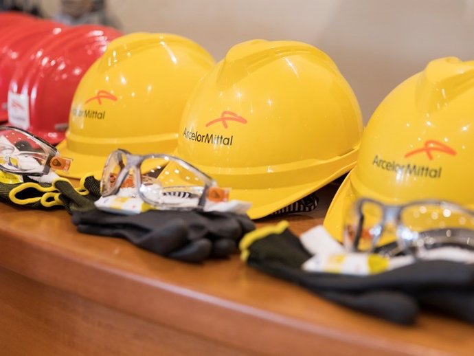 Cascos con el logo de ArcelorMittal.