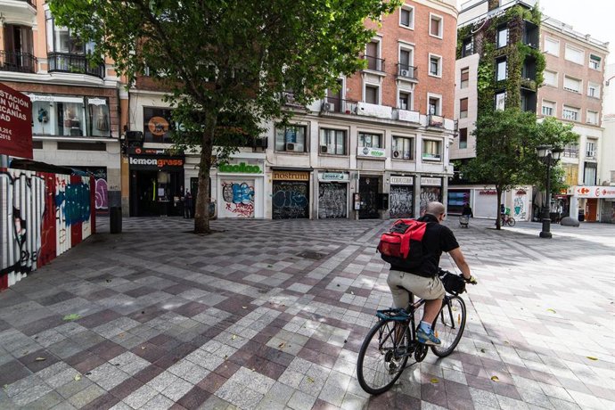 Un hombre circula en bicileta por la calle Montera de la capital.