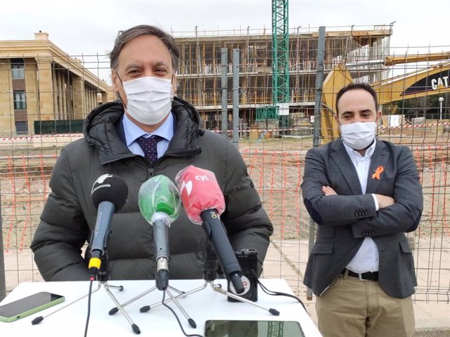 El alcalde, hablando sobre el Lunes de Aguas.