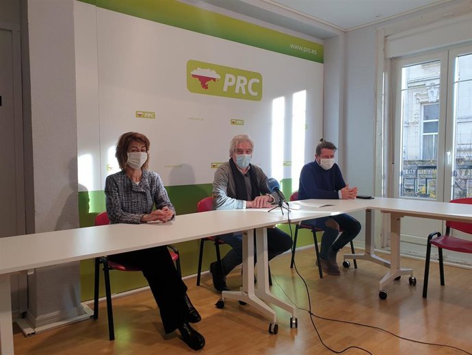 El portavoz regionalista, José María Fuentes-Pila, con dos concejales