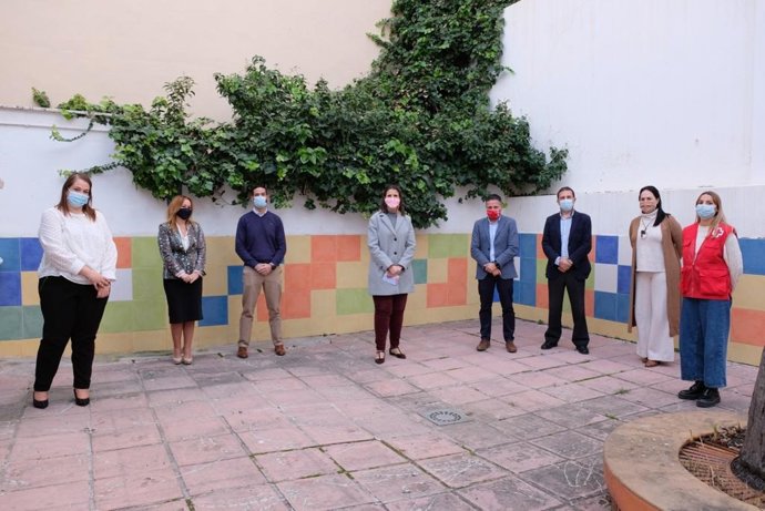 Visita a Cruz Roja para informar de la ampliación del programa de tarjetas monedero de la Junta a Cruz Roja para atender a familias vulnerables