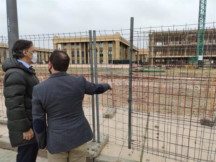 El Alcalde De Salamanca, Carlos García Carbayo, Junto Al Concejal De Fomento, Daniel Llanos