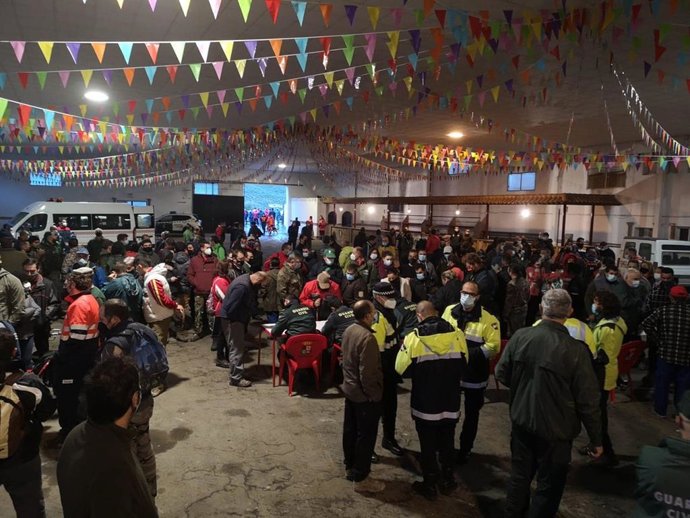 Dispostivo de búsqueda organizándose en la caseta municipal de Los Villares