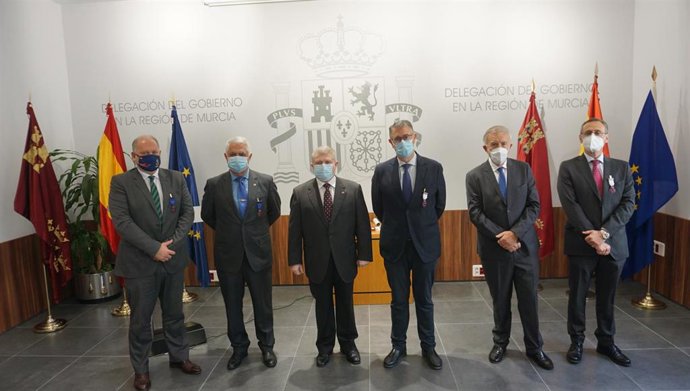 En la imagen de grupo, de izquierda a derecha, Sergio Rodríguez, Óscar Villar, José Vélez, Mario Urrea, Juan Lorente, (Jefe de Protección Civil de la Delegación del Gobierno), y Juan Esteban Palenzuela