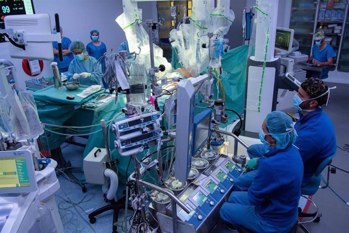 El Hospital Clínic de Barcelona ha realizado 14 cirugías cardiovasculares con el robot Da Vinci