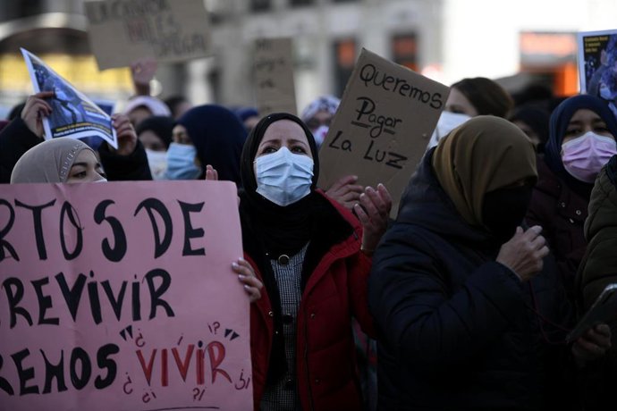 Vecinas de Cañada Real con pancartas reivindicativas durante una manifestación en la Puerta ante la sede del Gobierno regionalpara reclamar solución los cortes de suministro eléctrico que sufren