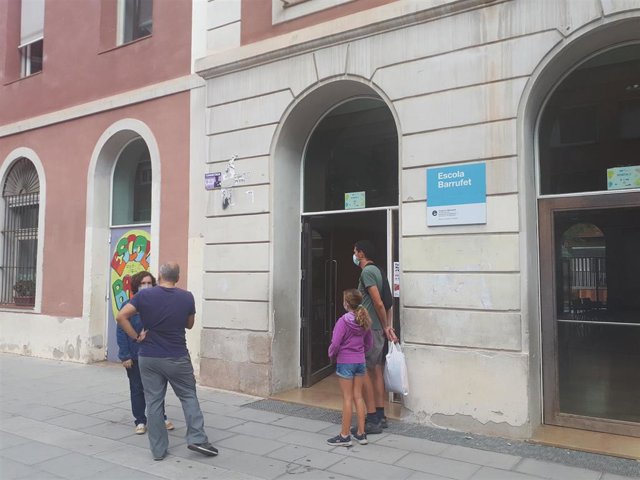 Imagen del exterior de una escuela de Barcelona