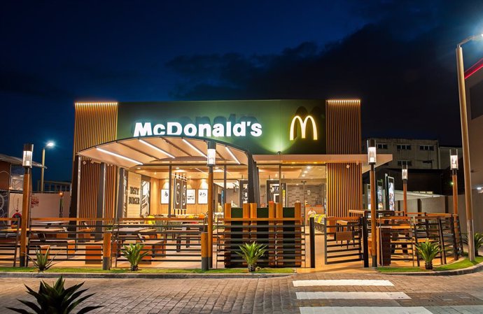 McDonald's retira de todos sus establecimientos las tapas y cubiertos de plástico y  busca soluciones alternativas para los envíos a domicilio.