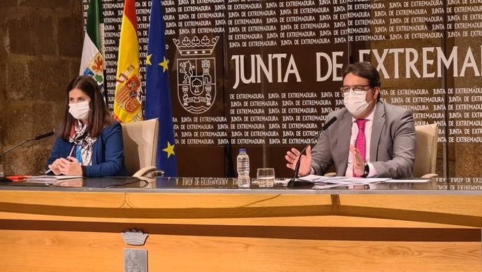 El consejero de Sanidad y la portavoz de la Junta en rueda de prensa en Mérida