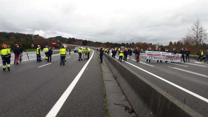 Trabajadores de Endesa y de auxiliares cortan la autovía AG-64 a su paso por As Pontes (A Coruña)