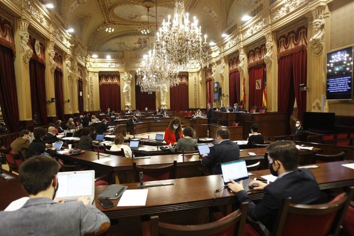 Pleno del Parlament balear durante el primer día de debate de los Presupuestos de 2021