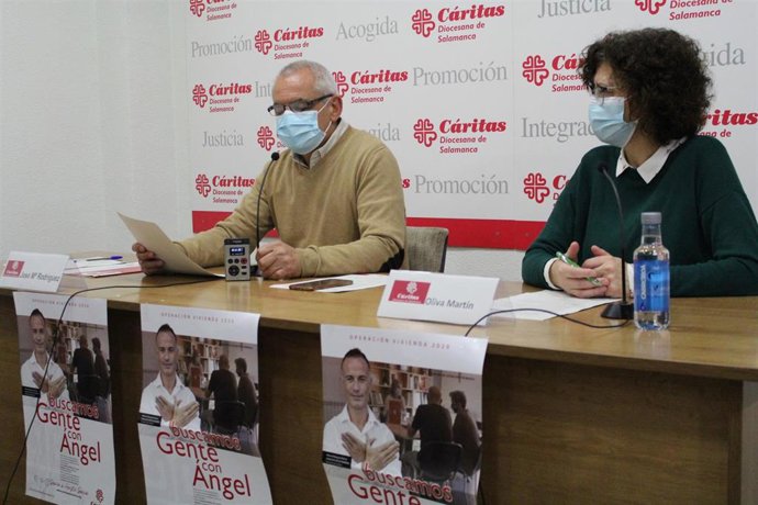 El secretario general de Cáritas Salamanca, José María Rodríguez (i), y la coordinadora del recurso de acogida y atención primaria, Oliva Martín (d).