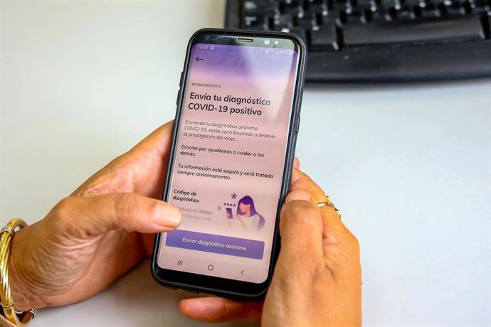 Una persona utiliza desde su teléfono móvil la aplicación Radar Covid