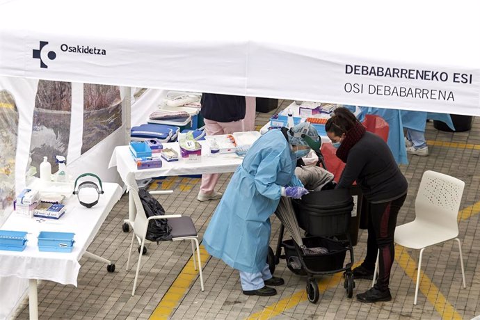 Personal sanitario realiza pruebas PCR de detección de coronavirus en una carpa instalada en las inmediaciones del Hospital Osakidetza Eibar Guipuzkoa, Euskadi (España), a 10 de noviembre de 2020. 