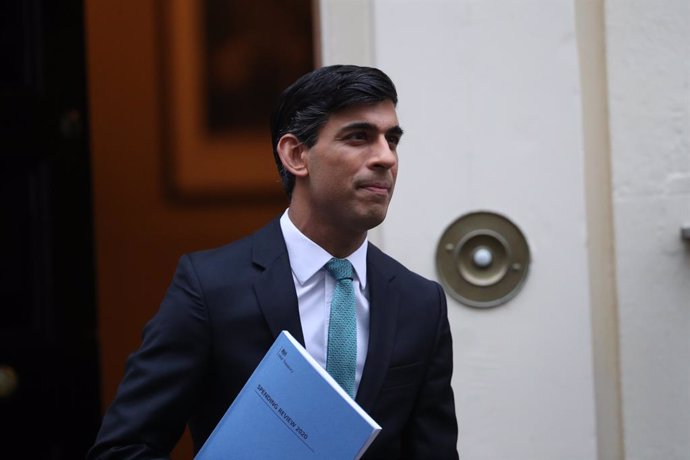 25 November 2020, England, London: UK Chancellor of the Exchequer Rishi Sunak leaves 11 Downing Street, ahead of delivering his one-year Spending Review in the House of Commons. Photo: Yui Mok/PA Wire/dpa