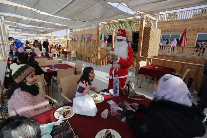 Un camarero disfrazado de Papa Noel en la Franja de Gaza