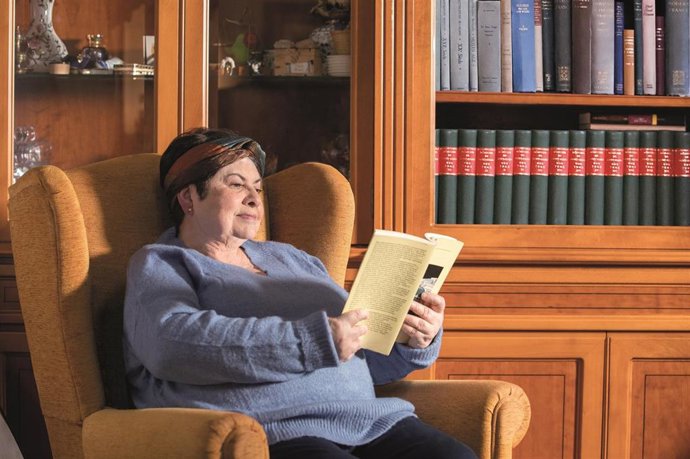 Imagen de recurso de persona mayor con un libro