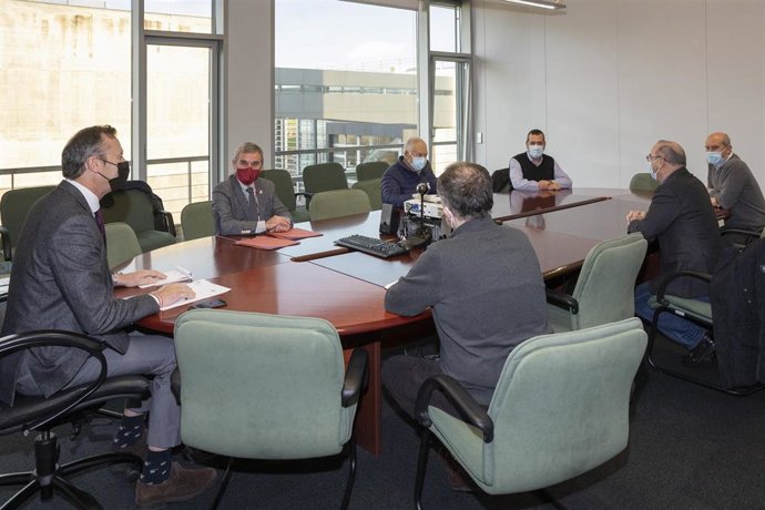 El consejero de Desarrollo Rural, Guillermo Blanco, y el alcalde de Santa Cruz de Bezana, Alberto García