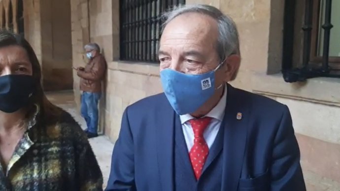 El portavoz del PSOE en el Ayuntamiento de Oviedo, Wenceslao López, atiende a los medios junto a la portavoz de Somos, Ana Taboada.