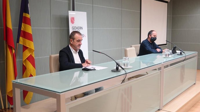 El vicepresidente y conseller de Transición Energética, Juan Pedro Yllanes, y el director general de Energía y Cambio Climático, Aitor Urresti.