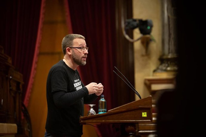 El diputado de la CUP, Vidal Aragonés interviene en una sesión plenaria en el Parlament de Catalunya, en Barcelona, Catalunya, a 15 de diciembre de 2020.