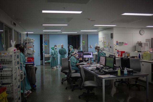 Personal sanitario trabaja en la Unidad de Cuidados Intensivos 