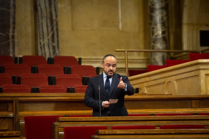 El líder del PP en Catalunya, Alejandro Fernández interviene durante una sesión plenaria en el Parlament de Catalunya, en Barcelona, Catalunya, a 16 de diciembre de 2020. El Parlament comenzó el pasado lunes un pleno que durará hasta el próximo viernes 