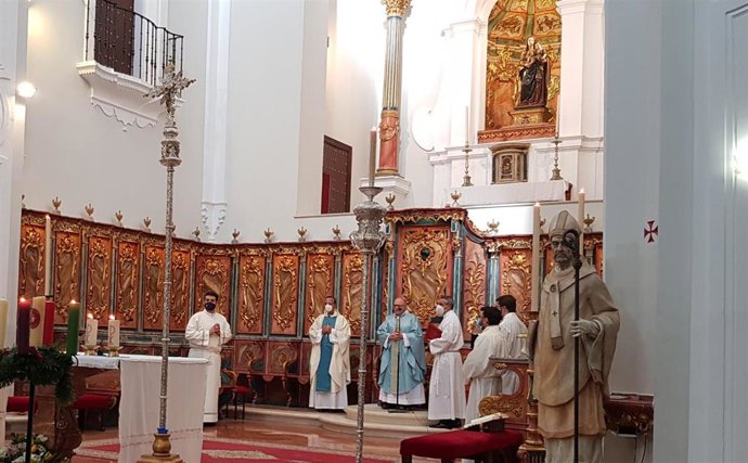 El obispo de Huelva preside la misa en honor a la Inmaculada Concepción en la catedral. 