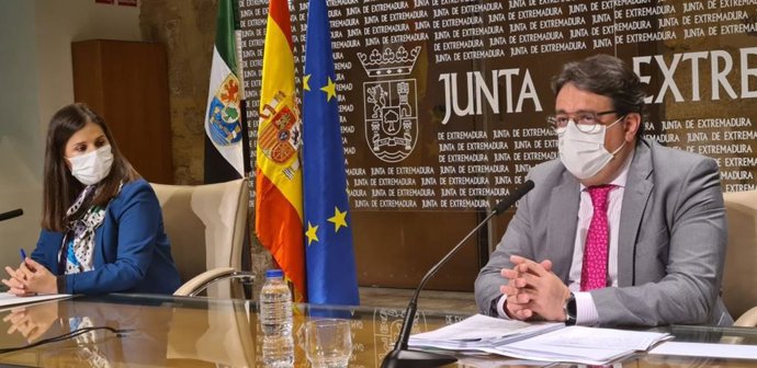 La consejera de Igualdad y portavoz de la Junta, Isabel Gil Rosiña, y el vicepresidente segundo y consejero de Sanidad, José María Vergeles, en rueda de prensa