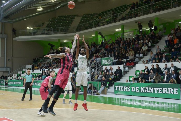 Alade Aminu lanzando con el Nanterre 92