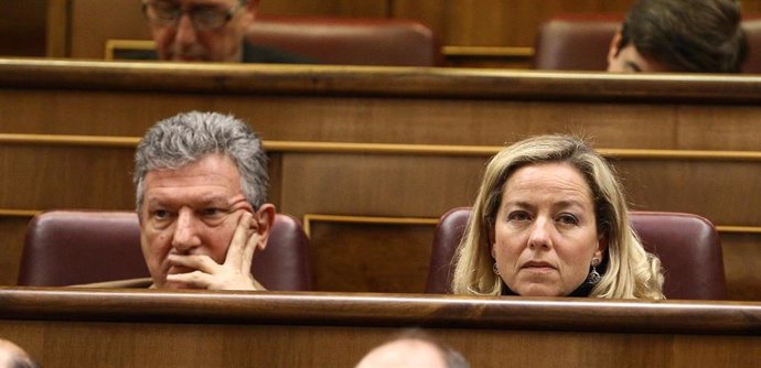 La diputada de Coalición Canaria, Ana Oramas, y el de Nueva Canarias, Pedro Quevedo.