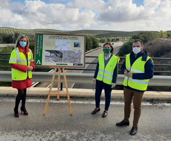 Cristina Casanueva (centro), entre Elena Alba y Félix Romero, en la zona de obras en Bujalance.