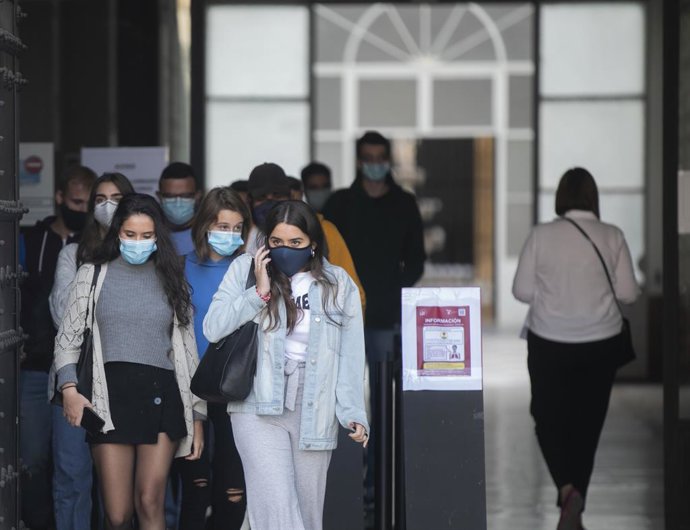 Varios estudiantes en una de las entradas del edificio del Rectorado de la Universidad de Sevilla, durante el inicio del curso universitario. En Sevilla, (Andalucía, España), a 05 de octubre de 2020.
