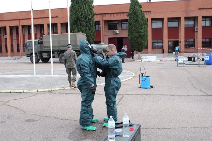Militares de la Brigada Extremadura XI durante labores de desinfección en la prisión de Badajoz el pasado mes de abril.