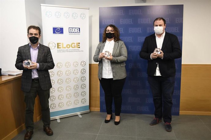 Alcaldes y concejal de los ayuntamientos reconocidos con el Sello Europeo de Excelencia en Gobernanza.