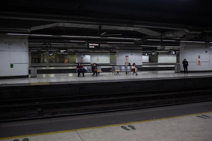 Andenes vacíos en la estación de Sants, en días previos al puente de la Constitución, en Barcelona, Catalunya (España), a 1 de diciembre de 2020.