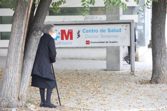 Una anciana espera en las inmediaciones del Centro de Salud Doctor Tamames, en la zona básica de salud de Doctor Mamames, en Coslada.