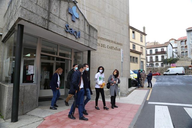 Luis Tudanca y representantes del PSOE de Salamanca en la visita al Hospital de Béjar