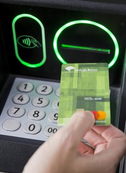 Imagen de archivo del uso de una tarjeta de Unicaja Banco en un cajero.