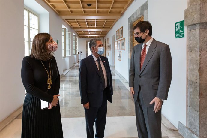 El presidente de Cantabria, Miguel Ángel Revilla (centro); el secretario de Estado para la UE, Juan González, y la consejera de Presidencia, Interior, Justicia y Acción Exterior, Paula Fernández