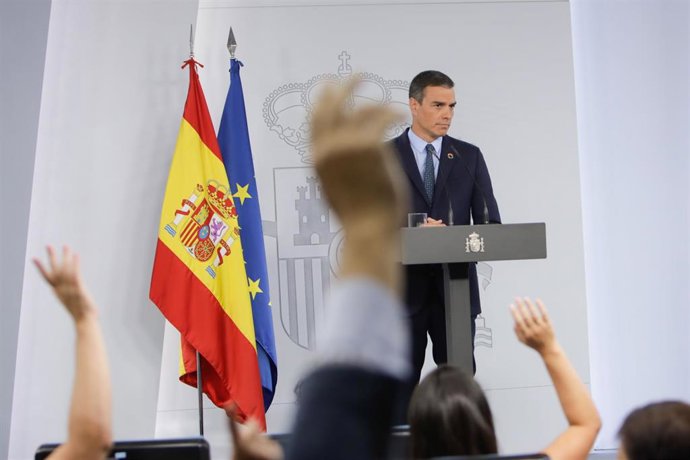El presidente del Gobierno, Pedro Sánchez, atiende las preguntas de los periodistas durante una rueda de prensa al término de la primera reunión del Consejo de Ministros en Moncloa tras el periodo estival en la que informa sobre la actualidad del Covid-
